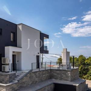 Kostrena - moderna dvojna kuća s bazenima i pogledom na more