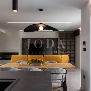 Kostrena - moderna dvojna kuća s bazenima i pogledom na more