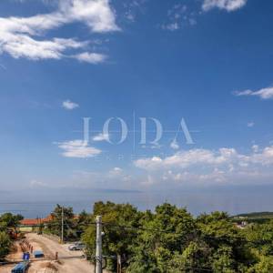 Kostrena - moderna dvojna kuća s bazenima i pogledom na more