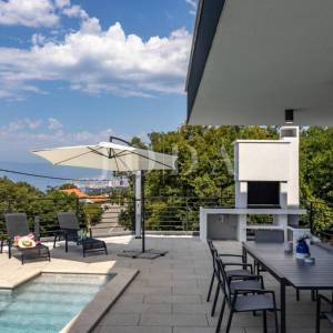 Kostrena - moderna dvojna kuća s bazenima i pogledom na more