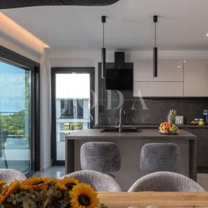 Kostrena - moderna dvojna kuća s bazenima i pogledom na more