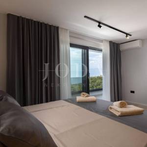 Kostrena - moderna dvojna kuća s bazenima i pogledom na more