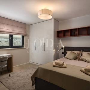 Kostrena - moderna dvojna kuća s bazenima i pogledom na more