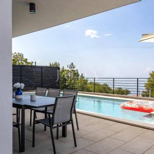 Kostrena - moderna dvojna kuća s bazenima i pogledom na more