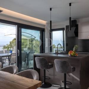 Kostrena - moderna dvojna kuća s bazenima i pogledom na more