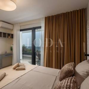 Kostrena - moderna dvojna kuća s bazenima i pogledom na more