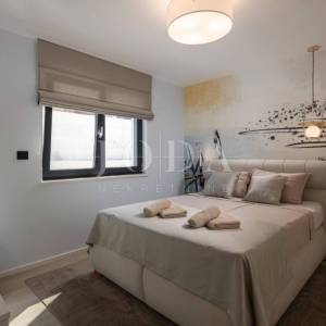 Kostrena - moderna dvojna kuća s bazenima i pogledom na more