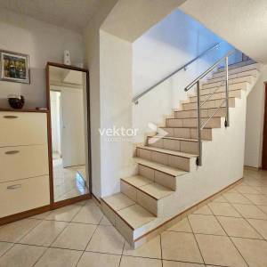 Kostrena – uređena šarmantna kuća u nizu, odmah useljiva