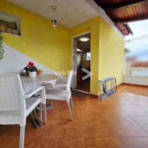 Kostrena – uređena šarmantna kuća u nizu, odmah useljiva