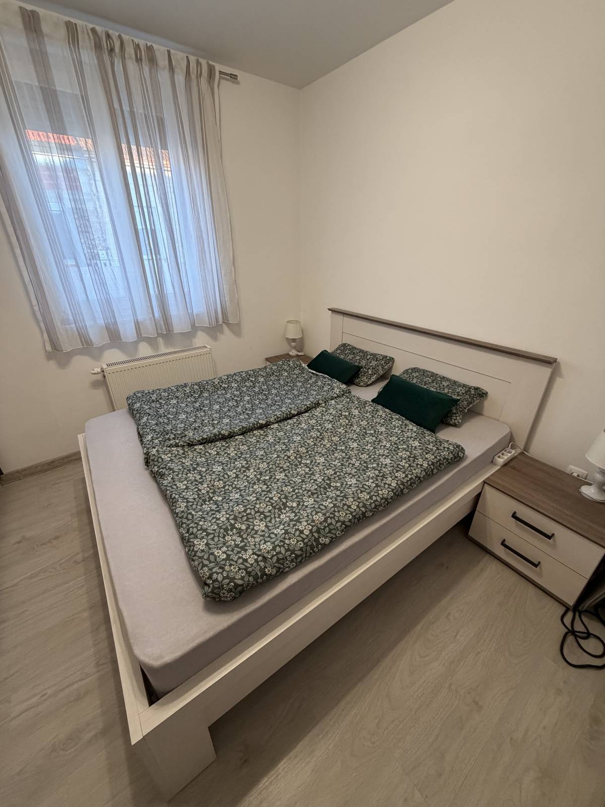 Krevet sa madracem i nocnim ormaricima