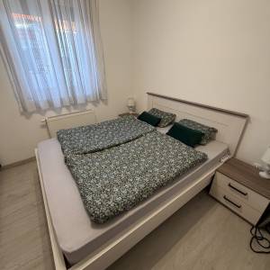 Krevet sa madracem i nocnim ormaricima