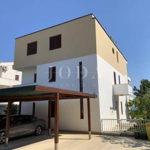 Krk - penthouse s pogledom na more i krovnom terasom