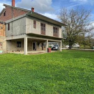 Kuća i gosp.objekt na atraktivnom zemljištu 12.800m2,Cerovlje okolica