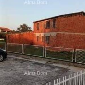 Kuća na prodaju u roh-bau fazi. Pomer.