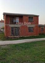 Kuća na prodaju u roh-bau fazi. Pomer.