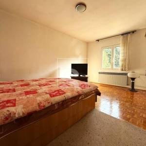 Kuća s 2 stana, garažom i mnoštvo potencijala - Pula