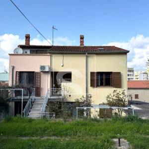 Kuća s 2 stana, garažom i mnoštvo potencijala - Pula