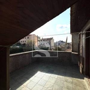 Kuća s 2 stana, garažom i mnoštvo potencijala - Pula