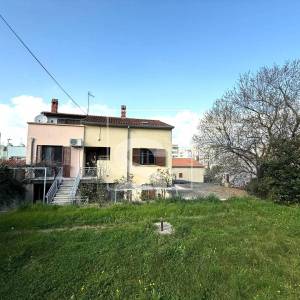 Kuća s 2 stana, garažom i mnoštvo potencijala - Pula