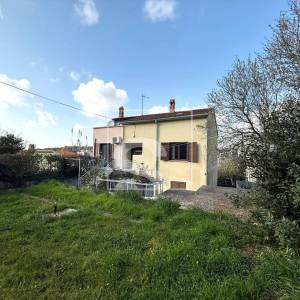 Kuća s 2 stana, garažom i mnoštvo potencijala - Pula