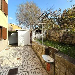 Kuća s 2 stana, garažom i mnoštvo potencijala - Pula