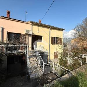 Kuća s 2 stana, garažom i mnoštvo potencijala - Pula