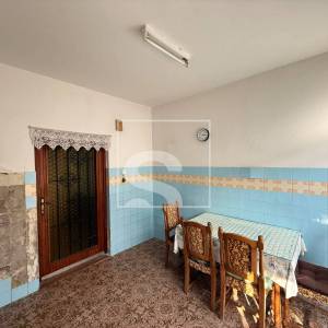 Kuća s 2 stana, garažom i mnoštvo potencijala - Pula