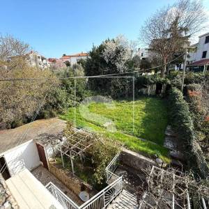 Kuća s 2 stana, garažom i mnoštvo potencijala - Pula