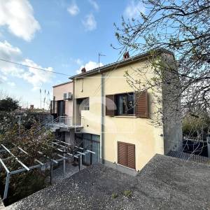 Kuća s 2 stana, garažom i mnoštvo potencijala - Pula