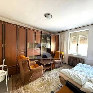 Kuća s 2 stana, garažom i mnoštvo potencijala - Pula