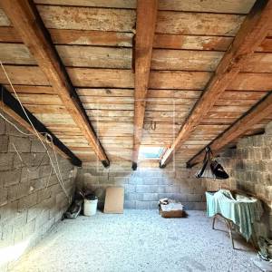 Kuća s 2 stana, garažom i mnoštvo potencijala - Pula