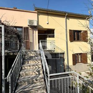 Kuća s 2 stana, garažom i mnoštvo potencijala - Pula