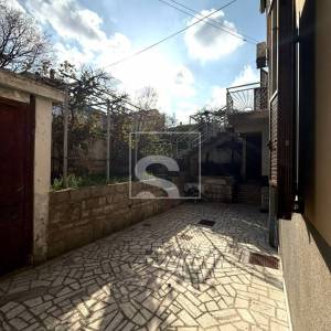 Kuća s 2 stana, garažom i mnoštvo potencijala - Pula