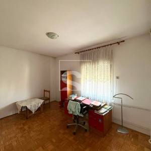 Kuća s 2 stana, garažom i mnoštvo potencijala - Pula