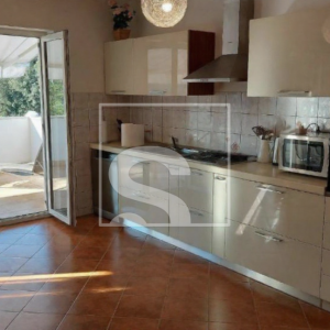 Kuća s 4 apartmana, 10 min od plaže