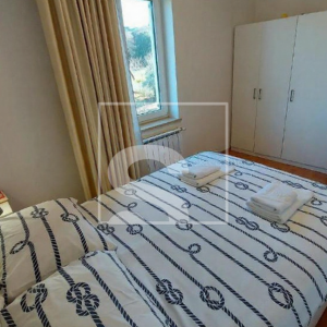 Kuća s 4 apartmana, 10 min od plaže