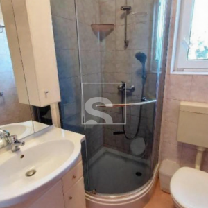 Kuća s 4 apartmana, 10 min od plaže