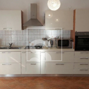 Kuća s 4 apartmana, 10 min od plaže