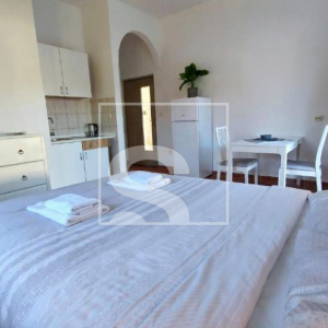 Kuća s 4 apartmana, 10 min od plaže