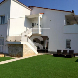 Kuća s 4 apartmana, 10 min od plaže