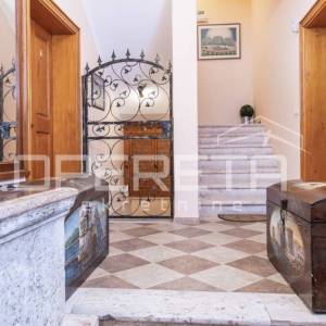 Kuća s 9 turističkih apartmana i restoranom u staroj jezgri Dubrovnika