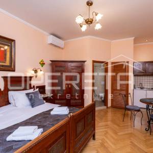 Kuća s 9 turističkih apartmana i restoranom u staroj jezgri Dubrovnika