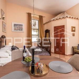 Kuća s 9 turističkih apartmana i restoranom u staroj jezgri Dubrovnika