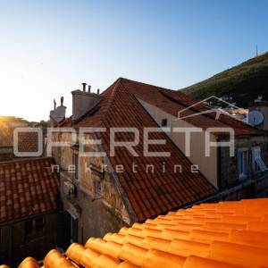 Kuća s 9 turističkih apartmana i restoranom u staroj jezgri Dubrovnika