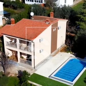 Kuća s bazenom i otvorenim pogledom na more