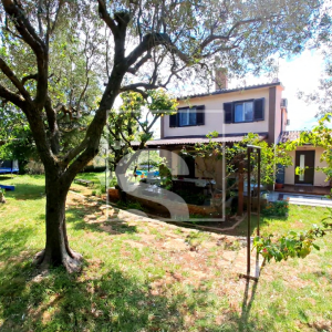 Kuća s bazenom i otvorenim pogledom na more