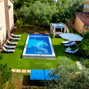 Kuća s bazenom i otvorenim pogledom na more