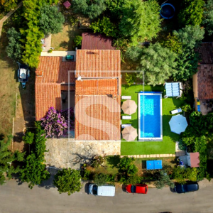 Kuća s bazenom i otvorenim pogledom na more