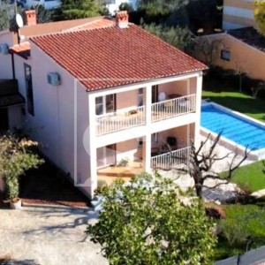 Kuća s bazenom i otvorenim pogledom na more