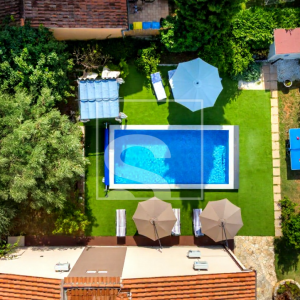 Kuća s bazenom i otvorenim pogledom na more